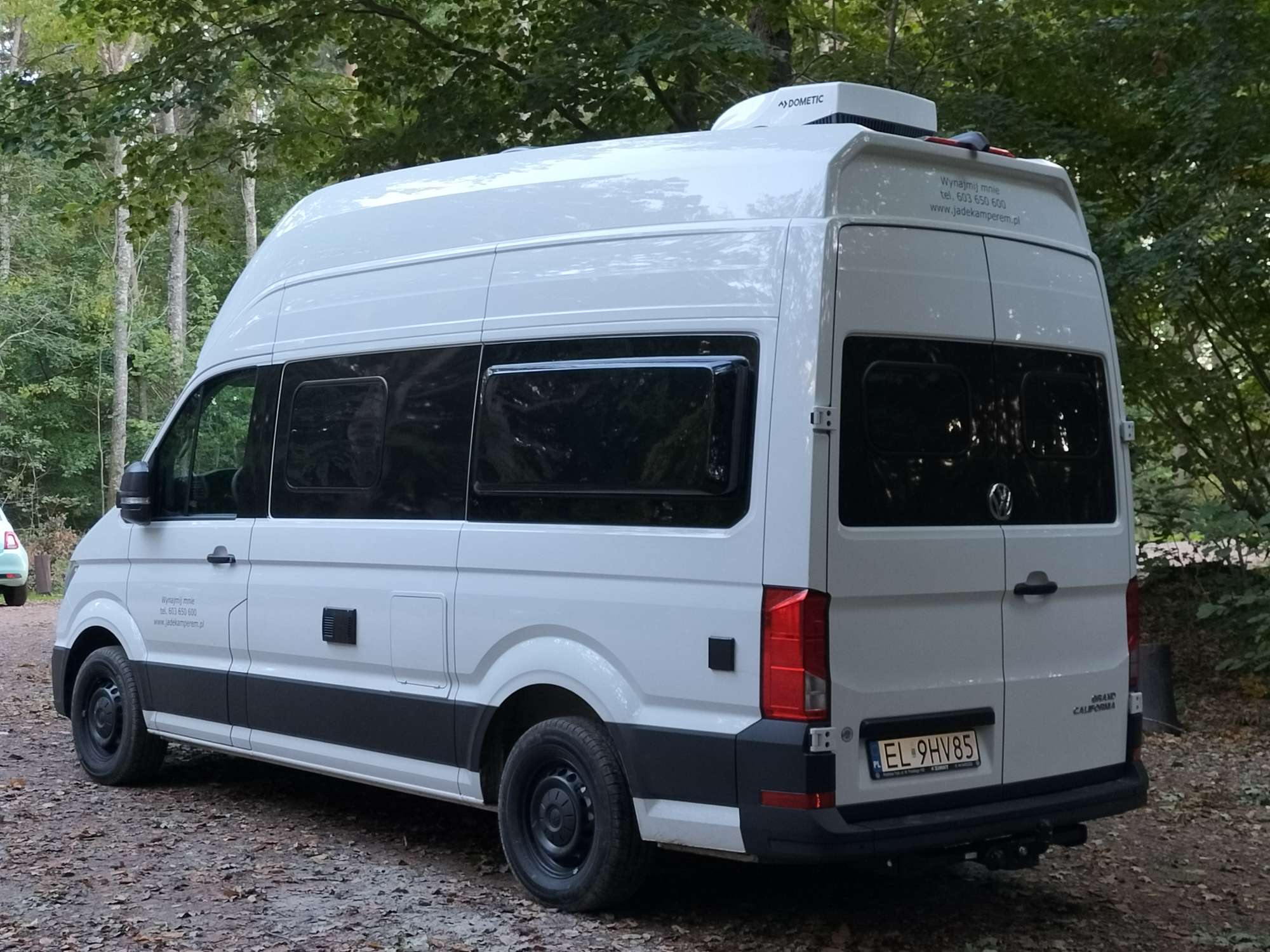 Kamper Grand California na górskiej drodze – zimowe atrakcje dla rodzin