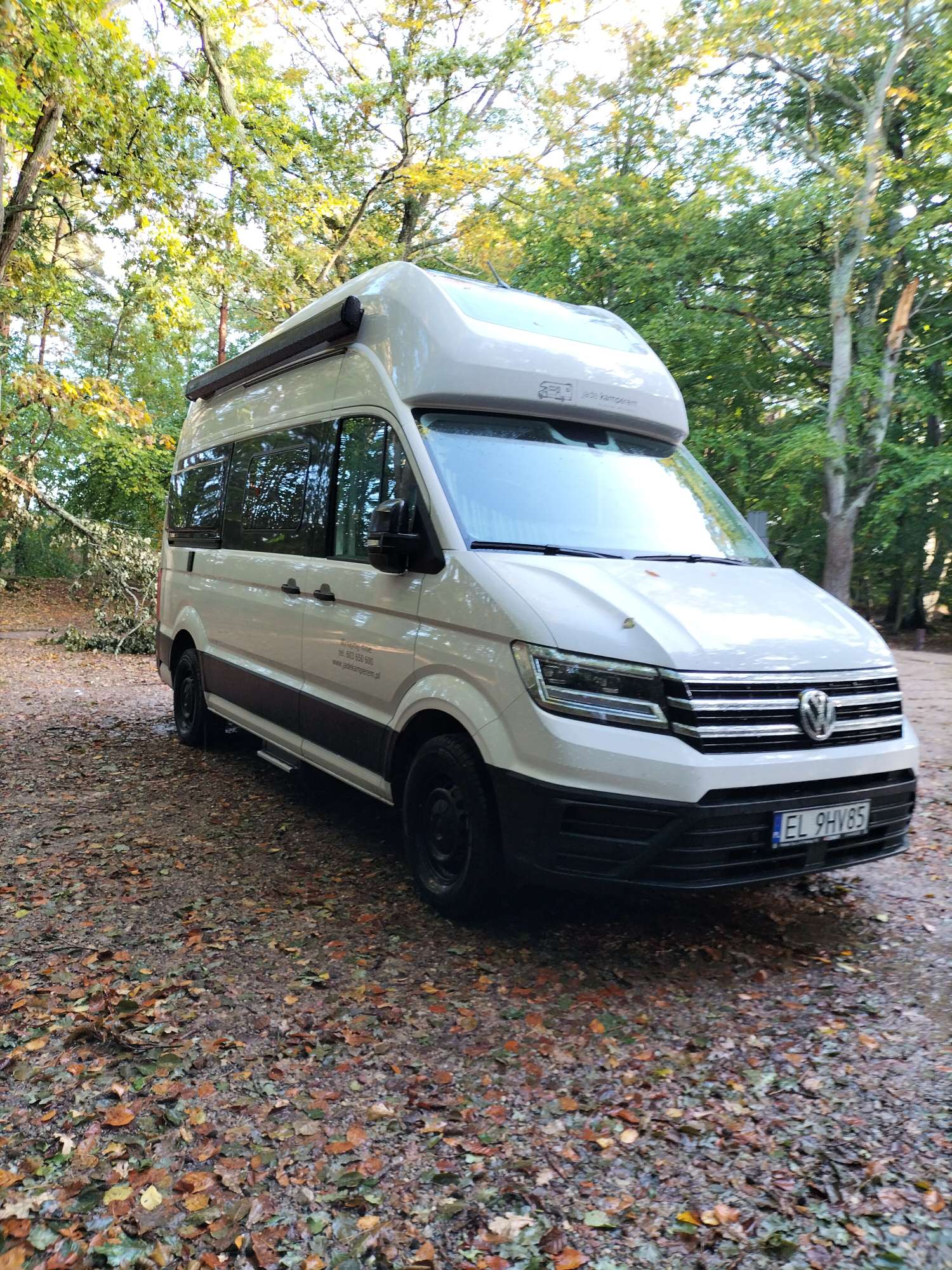 Kamper Grand California na tle miasta – ekonomiczne ogrzewanie zimą