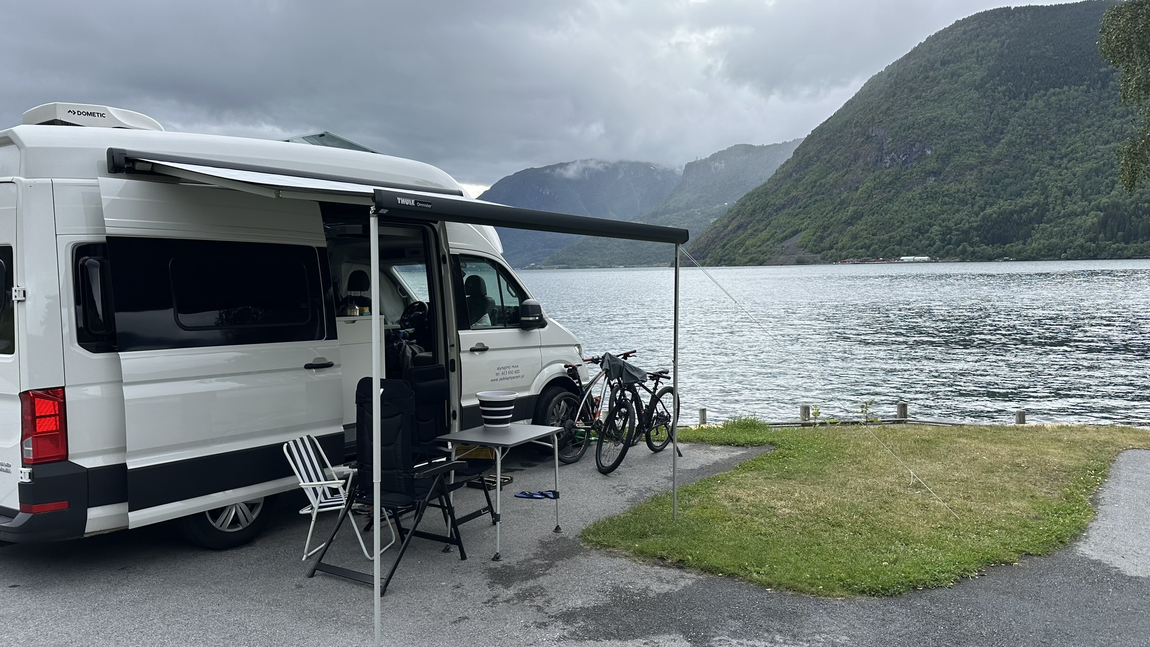 Kamper zimą na tle gór – instalacje wodne działają poprawnie