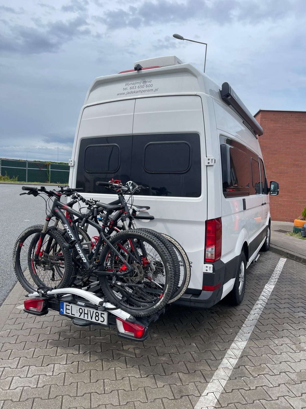 VW Grand California z bagażnikiem rowerowym Thule