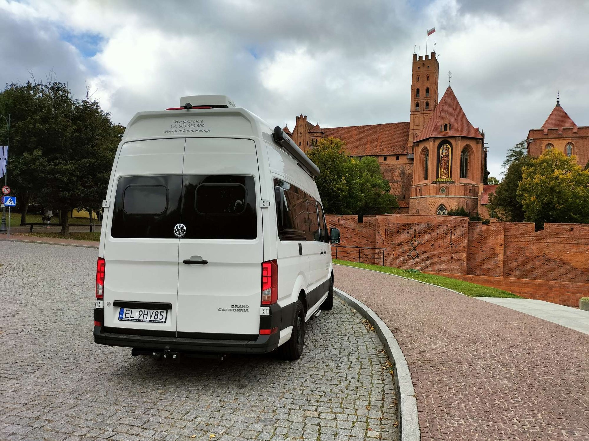 VW Grand California z rowerami