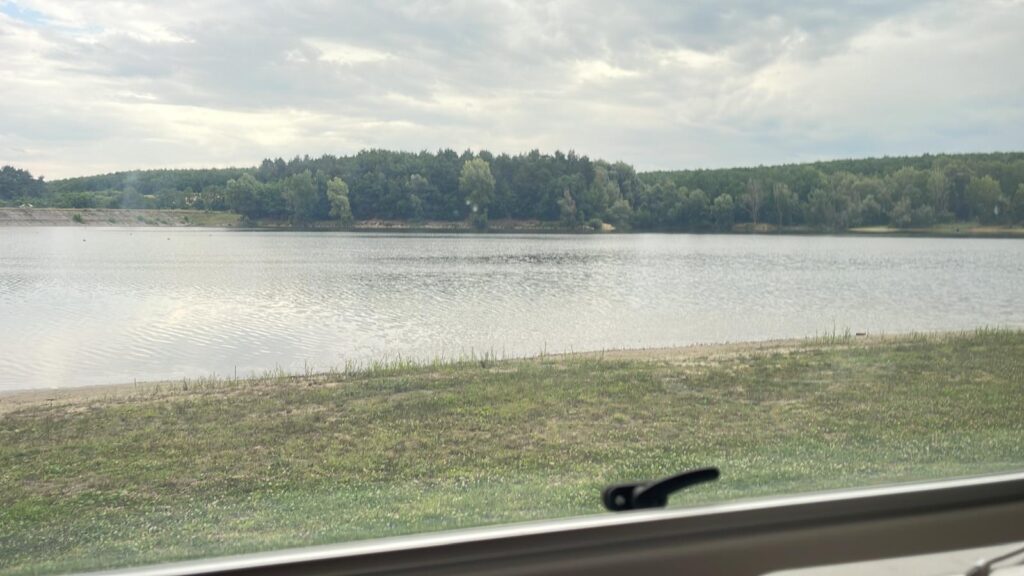 Widok z kampera na spokojne miejsce nad jeziorem Widok z kampera na jezioro znalezione dzięki aplikacji Park4Night