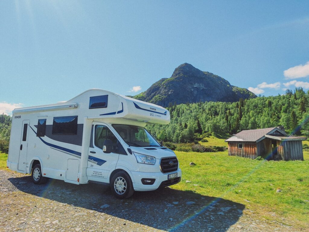 Kamper Rimor EVO Sound podczas podróży przez norweskie góry