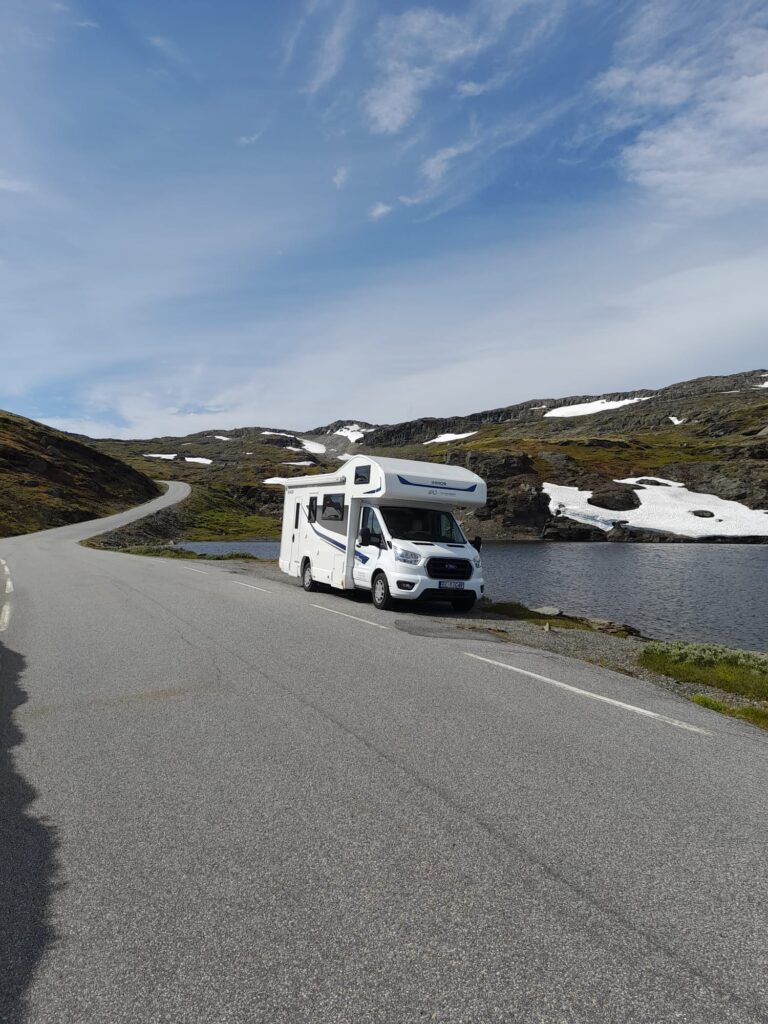 Kamper Rimor EVO Sound podczas podróży przez Norwegię na górskiej trasie